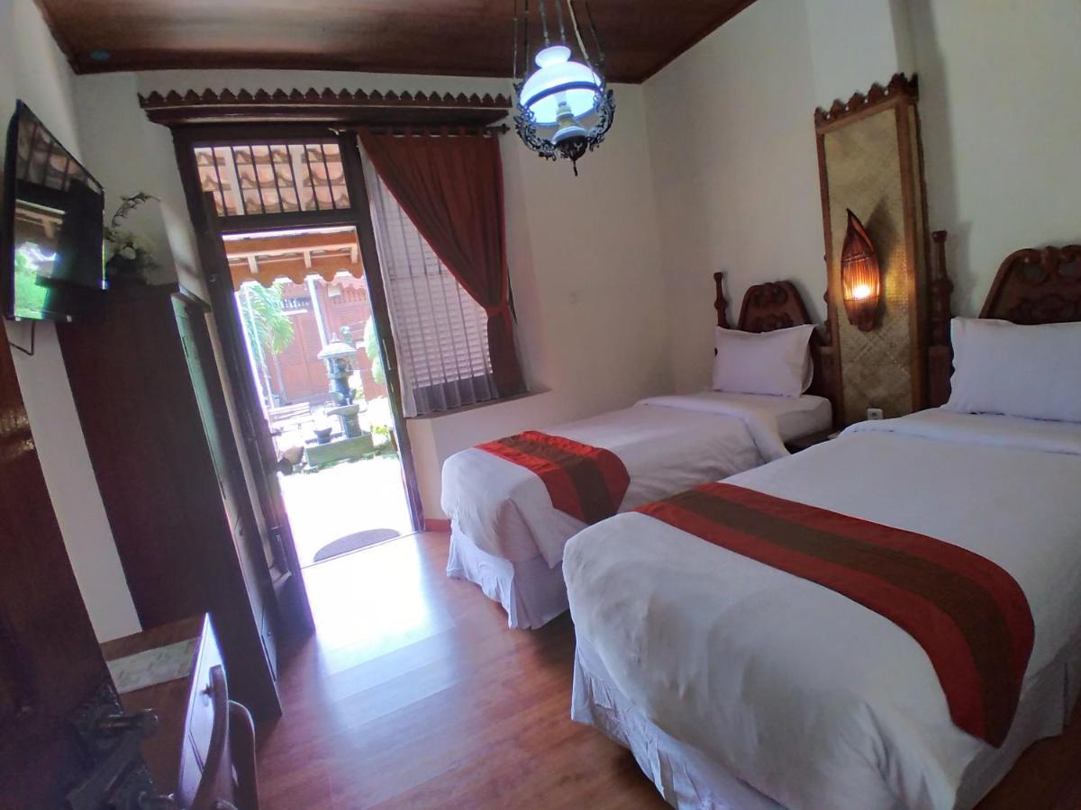 Dem Ayem Heritage Guest House Jogjakarta Buitenkant foto